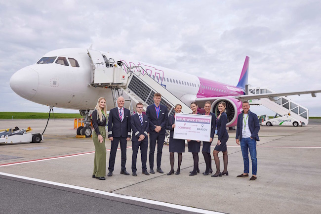 Wizz Air Crew vor Flugzeug
